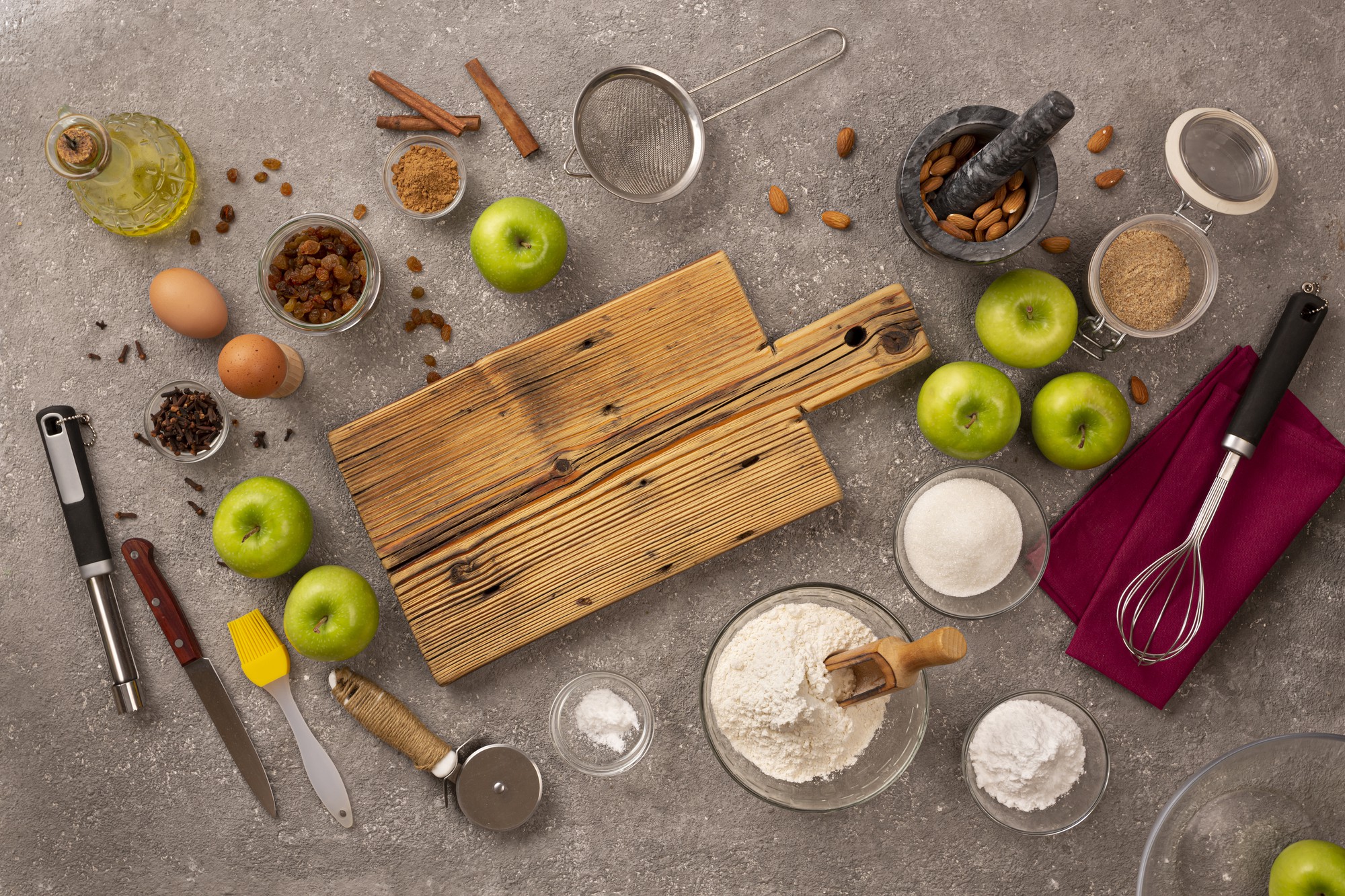 Banco di cucina con utensili e ingredienti disposti