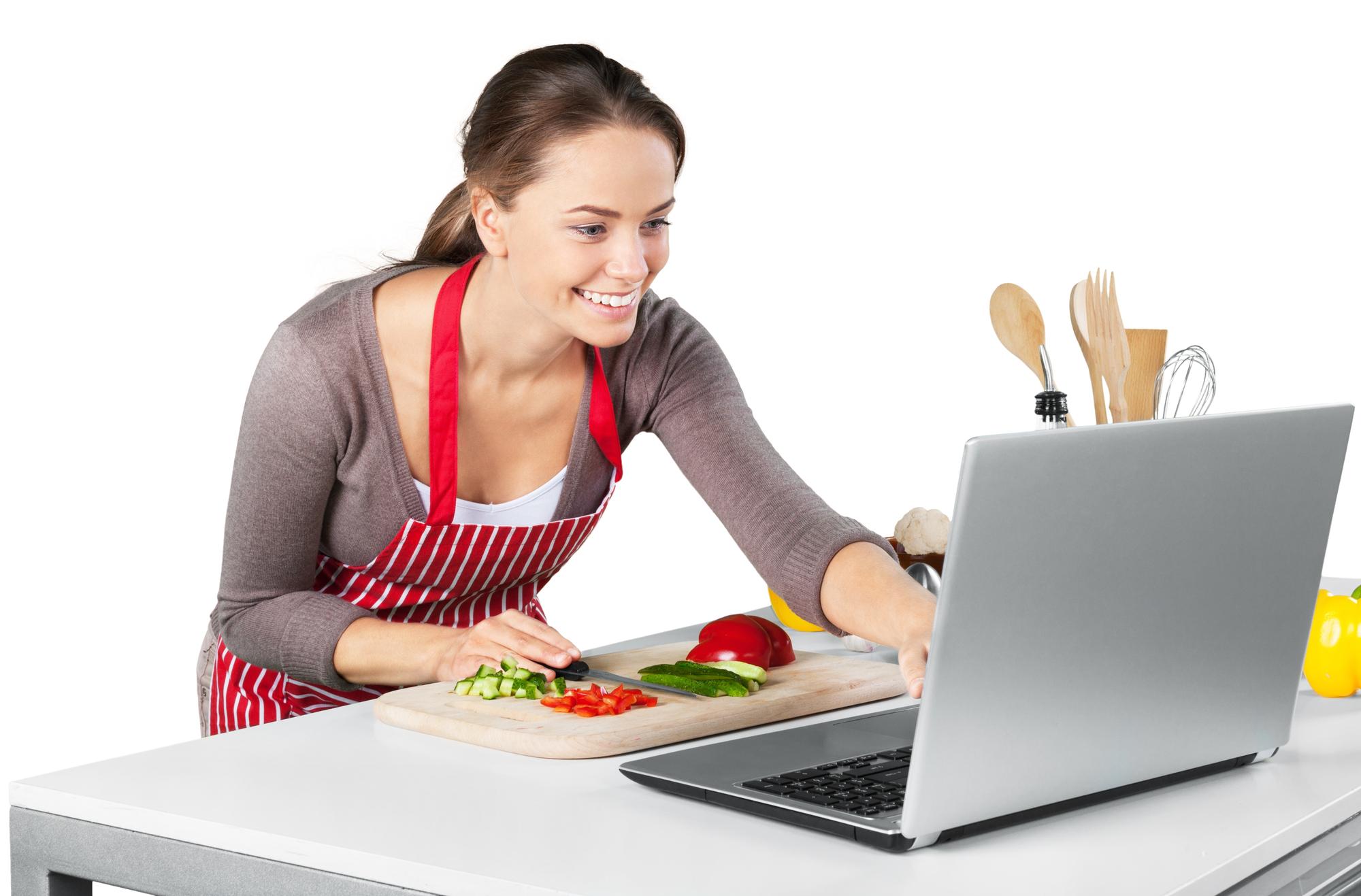 Studente che segue una lezione di cucina online