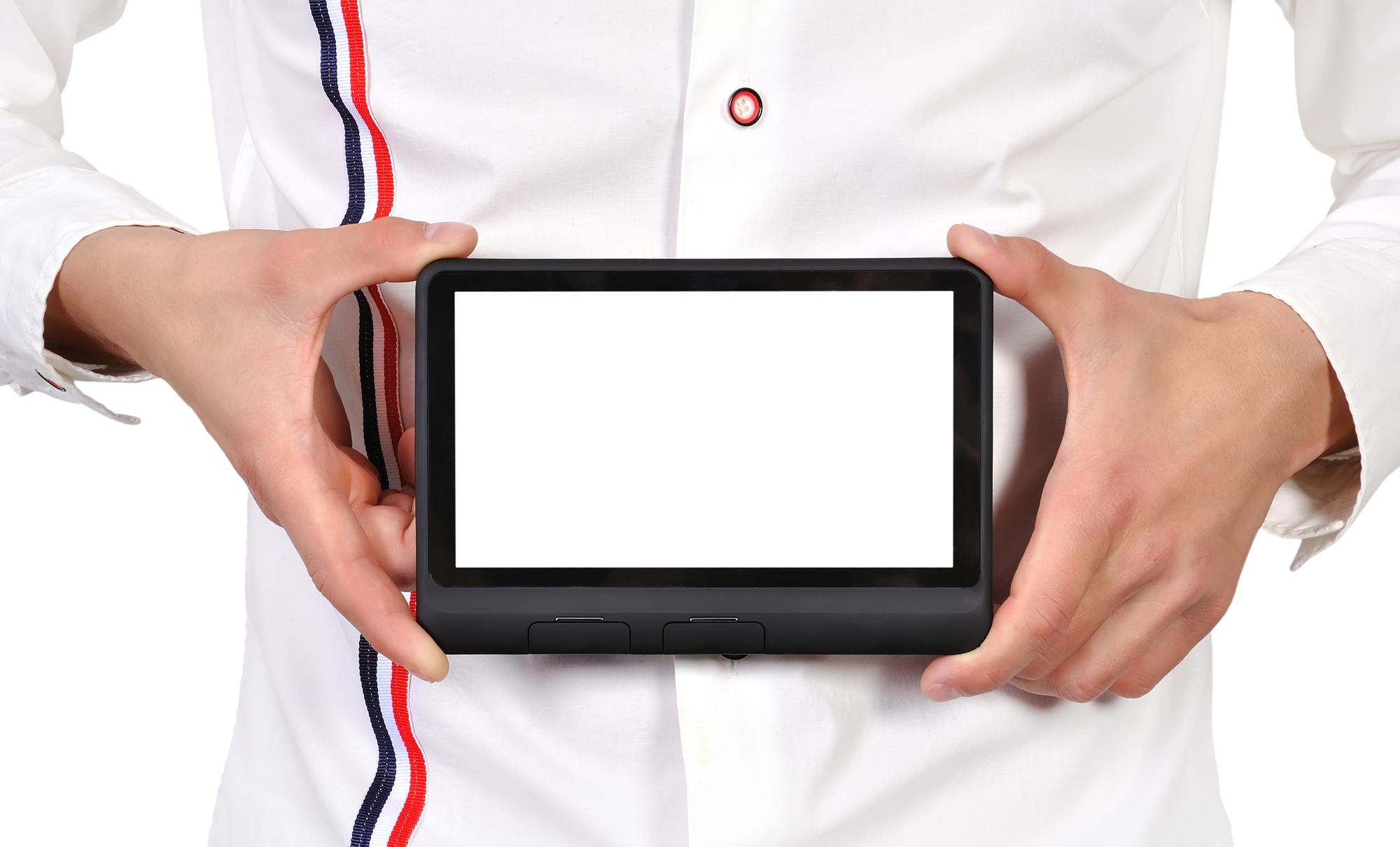 Chef che prepara una ricetta davanti a una telecamera